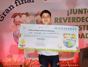 Liam Sebastián, de Barrancabermeja, ganó a nivel nacional, el concurso Alrededor de Iberoamérica 2025 con su proyecto “Cambiando vicios por hojas”
