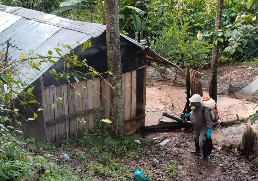 Veolia lleva jornada de desinsectación a Patio Bonito para garantizar ambientes más saludables